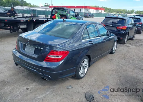 2013 Mercedes-Benz C 300 Sport 4Matic z USA, uszkodzony, nr VIN WDDGF8AB5DR259408